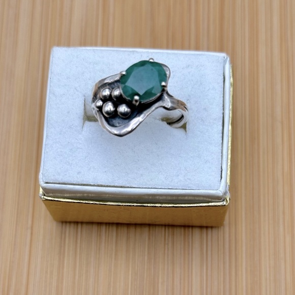 925 Sterling Silver Emerald Stone Ring - Picture 6 of 13